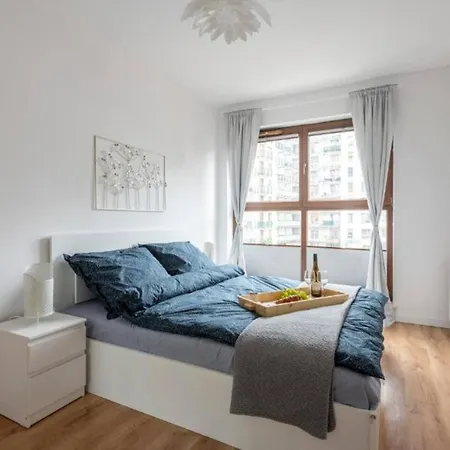 Apartment Woronicza 33b: Private With Separate Bedroom, Balcony & Free Parking Warsaw