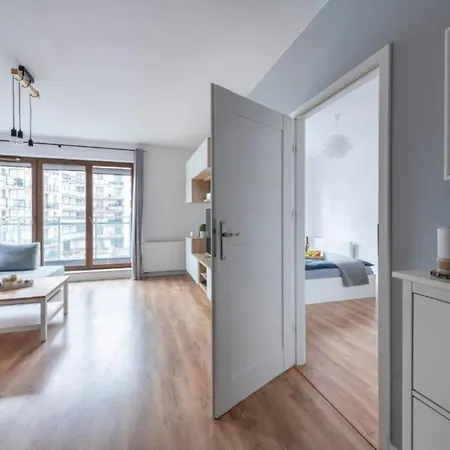 Woronicza 33b: Private With Separate Bedroom, Balcony & Free Parking Warsaw