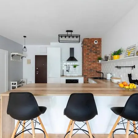 Woronicza 33b: Private With Separate Bedroom, Balcony & Free Parking Apartment