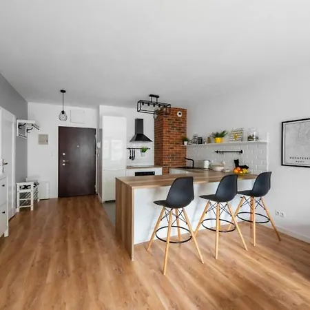 Woronicza 33b: Private With Separate Bedroom, Balcony & Free Parking *
