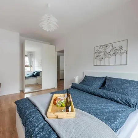 Woronicza 33b: Private With Separate Bedroom, Balcony & Free Parking Apartment *